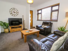 Child-friendly cottage with garden - Image 3