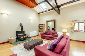 Cottage with hot tub & garden - Image 5
