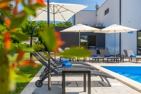 Villa with heated pool, terrace & barbeque - Image 2