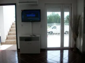 Holiday apartment with garden, BBQ & terrace - Image 5