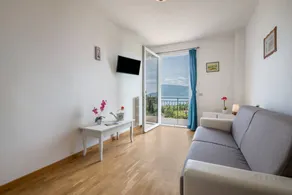 Appartement avec terrasse, internet haut débit et jacuzzi | Vue jardin - Image 4