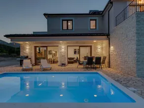 Holiday home with barbeque, garden & private pool | Mountain view | Dogs allowed - Image 5