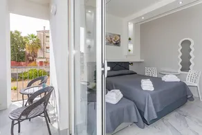 Habitación en casa de familia con internet de alta velocidad | Cerca Porta Garibaldi | Vistas a la ciudad - Image 2