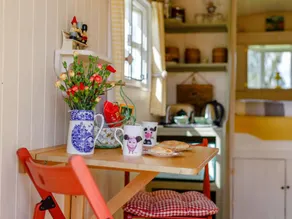Cottage with barbecue & garden - Image 4