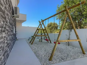 Villa with terrace & pool - Image 4