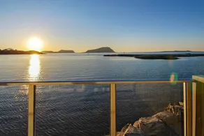 Casa totalmente equipada con terraza y jardín | Vistas al agua - Image 5