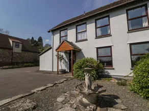 Cottage with hot tub & garden - Image 4