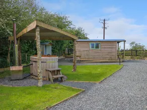 Cottage with barbecue, garden & jacuzzi | Beach view - Image 2