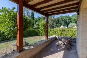 Casa con barbecue, terrazza e piscina | Vista sul giardino - Image 4