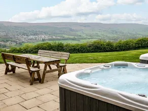 Cottage with hot tub, garden & sauna - Image 4