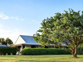 Shawwood Cottage Luxury Mudgee Farm Accommodation with spectacular sunsets and sweeping views to the hills and town, close to town in the midst of popular cellar doors. - Image 2