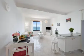 Apartment mit Grill, Pool und Garten | Bergblick | Nah am Strand | Perfekt für die Arbeit von Zuhause - Image 4