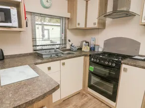 Family-friendly cottage with garden & pool - Image 4