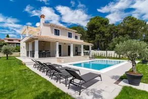 Fully equipped spacious villa with terrace, private pool & barbeque | Pets are welcome - Image 2
