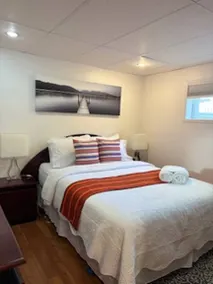 Serene Basement Retreat with Shared Pool Access in Sainte-Catherine - Image 2