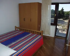 Apartment with BBQ, terrace & garden - Image 2
