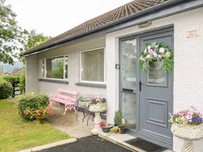 Cottage with garden - Image 3