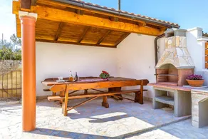 Holiday apartment with terrace, barbeque & pool - Image 4