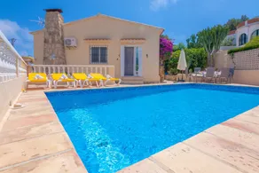 Voll ausgestattete Villa mit Terrasse, privatem Pool und Grill - Image 2