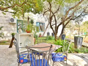 Holiday apartment with terrace & garden - Image 3