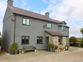 Family-oriented nice cottage with hot tub & garden - Image 2