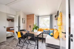 Mobile home with garden & terrace - Image 3