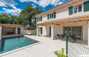 Child-friendly pleasant villa with garden, sauna & barbecue - Image 5