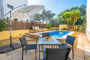 Child-friendly big villa with barbeque, garden & private pool - Image 2