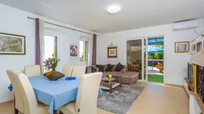 Villa with garden, hot tub & private pool - Image 5