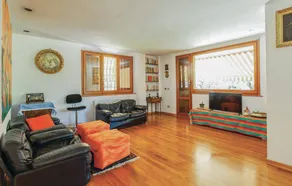 Agréable villa adaptée aux familles avec barbecue, terrasse et jardin | Vue ville - Image 5