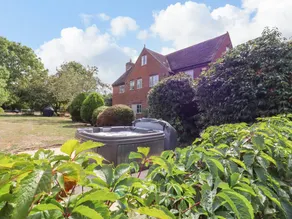 Family-oriented cottage with garden & jacuzzi | Pets allowed - Image 4