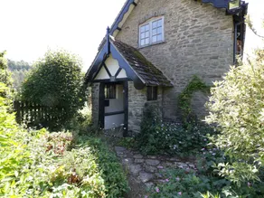 Family-friendly cottage with garden - Image 4