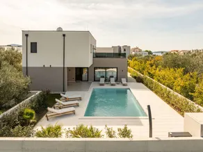 Villa with terrace, BBQ & pool - Image 3
