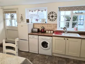 Cottage with garden & hot tub - Image 4