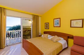 Holiday home with pool - Image 4