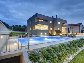 Spacious holiday home with private pool, sauna & barbecue - Image 3