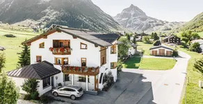 Family-friendly flat with terrace, sauna & garden | Garden view - Image 2