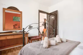 Maison avec jardin, piscine et internet haut débit | Vue jardin - Image 3