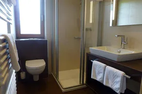 Triple room, shower, toilet, 1 bed room - Image 3