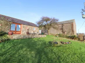 Cottage with hot tub, garden & terrace - Image 3