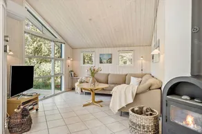House with hot tub, terrace & barbeque - Image 3