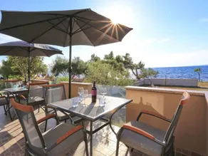 Holiday home with terrace & garden - Image 3