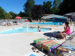 Chalet with terrace & heated pool - Image 3