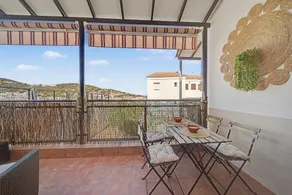 Agréable appartement de vacances avec terrasse, piscine et jardin | Vue ville | Idéal pour le télétravail - Image 4