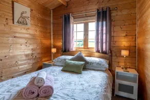 Cosy Cabin Rental Ideal for Glamping in England - Image 4