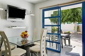 Bungalow avec piscine, terrasse et internet haut débit | Vue jardin - Image 2