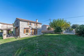 Alojamiento con terraza, barbacoa y jardín | Vistas a la piscina - Image 3