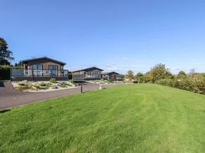 Cottage with BBQ, garden & pool - Image 2