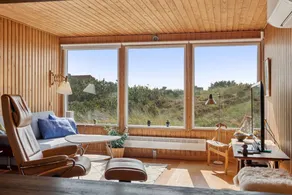 Holiday home with garden & BBQ - Image 2