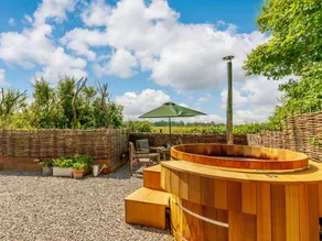 Cottage with jacuzzi & garden - Image 2